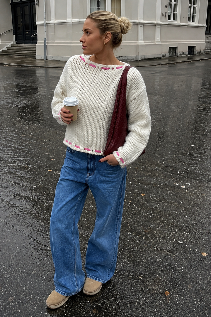 Dames boothals trui met elegante strikdetails op de schouder. Modieuze herfst/winter trui met lange mouwen.