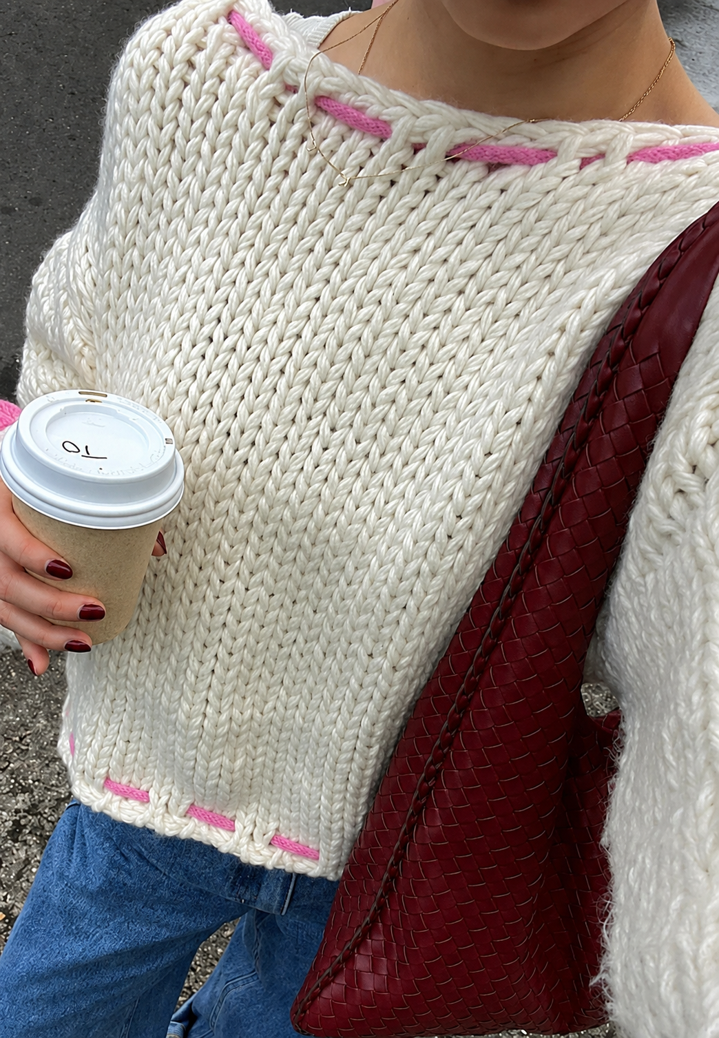 Close-up van de unieke strikdetails op een dames boothals trui. Trendy en comfortabele wintermode.