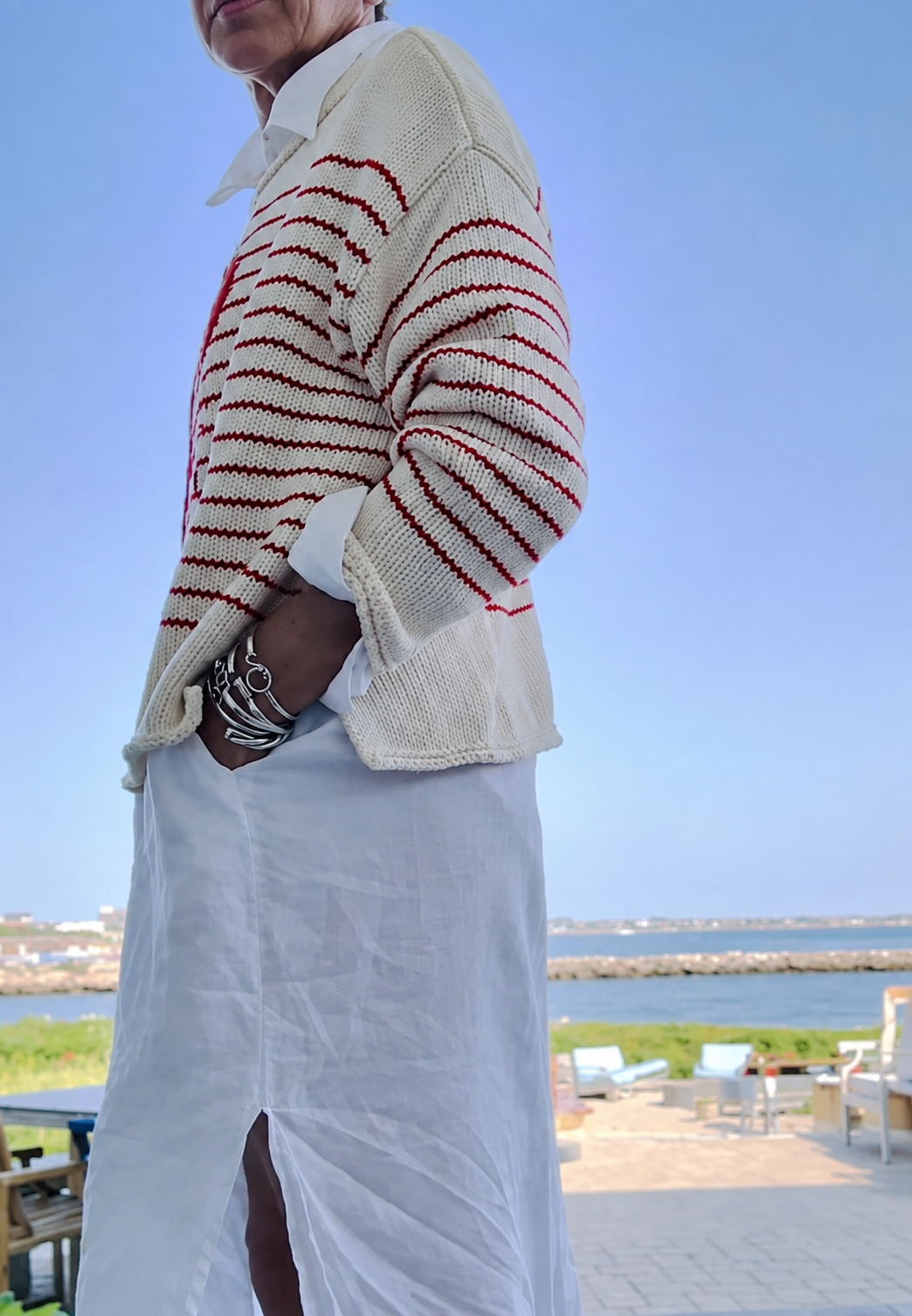 Comfortabele witte damestrui met levendige kreeftstrepen, lange mouwen en een zachte pullover stof.