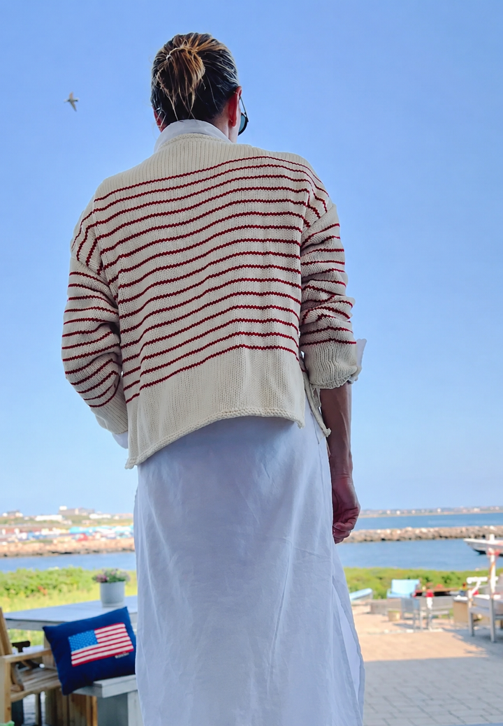 Modieuze witte damestrui met lange mouwen, gestreept patroon en speelse kreeften, perfecte casual look.