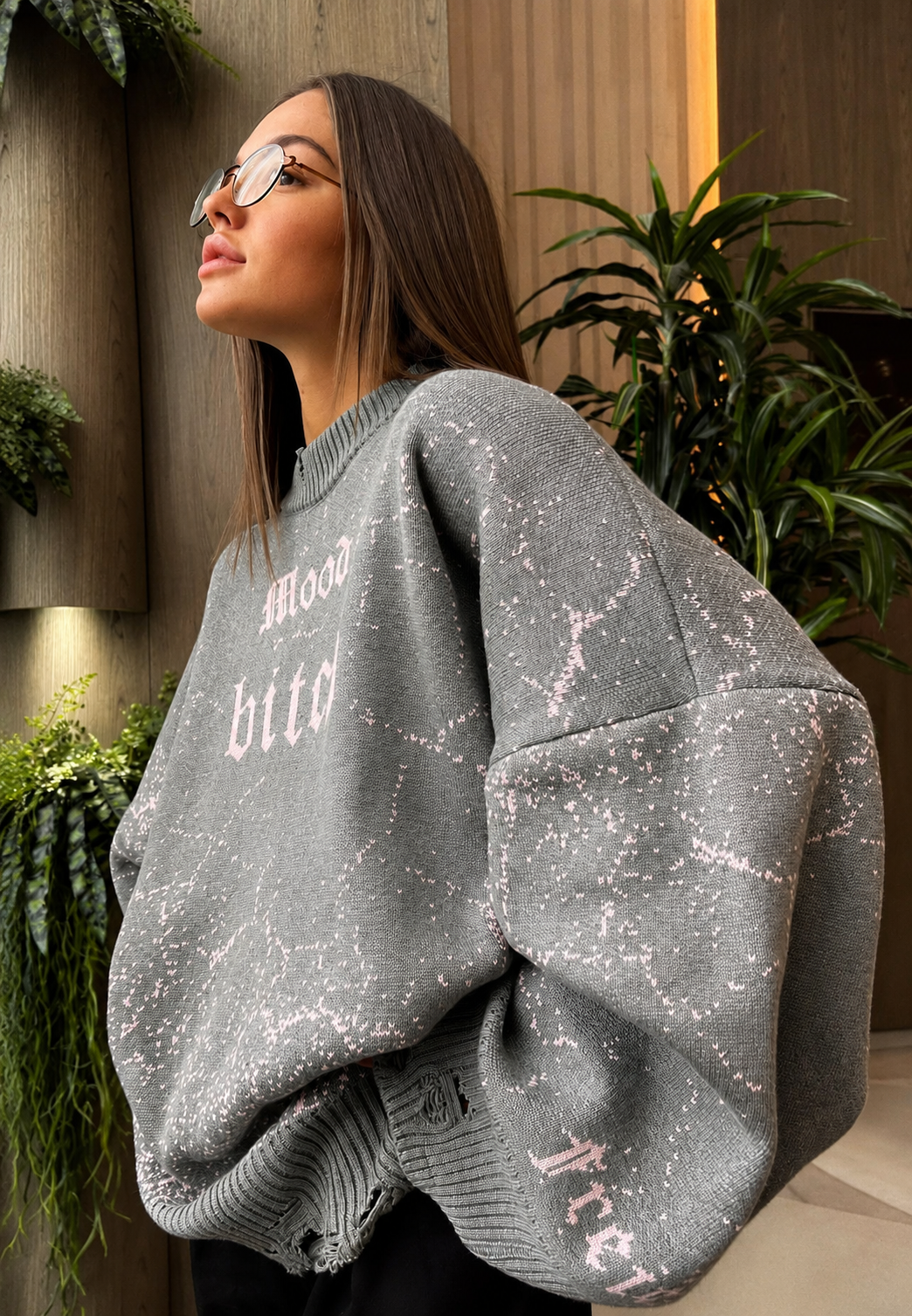 Comfortabele dames trui, losvallend met grafische print en gescheurde details. Perfect voor een casual outfit.