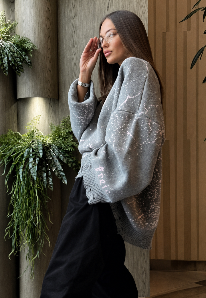 Winterse oversized damestrui met gedurfde grafische print en gescheurde details. Trendy en streetwear-waardig.