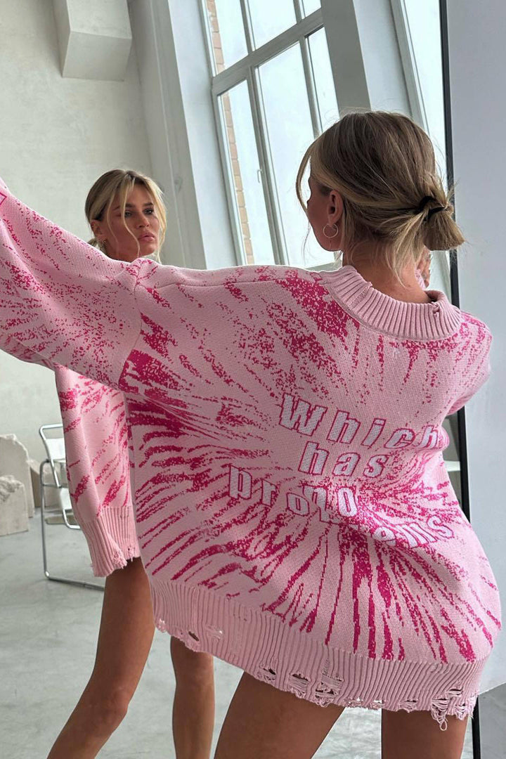 Streetwear dames oversized trui met grafische print en gescheurde details. Trendy en losvallend model.