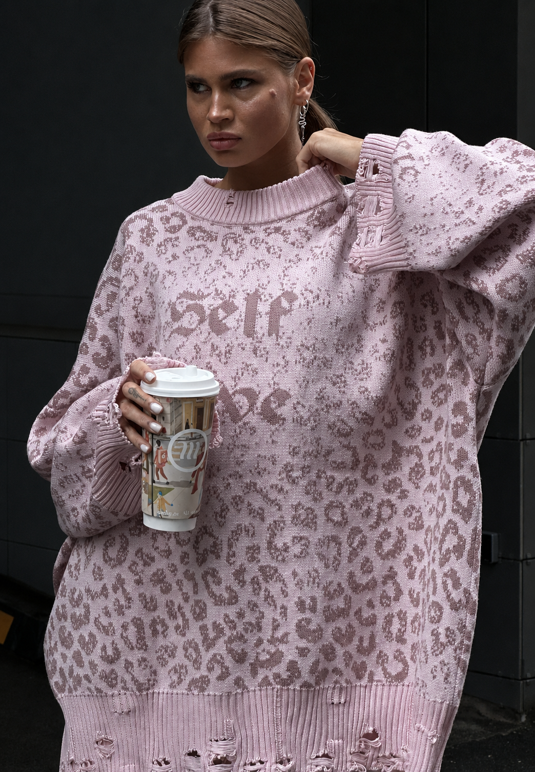 Comfortabele oversized trui voor dames met opvallende grafische print en trendy gescheurde details.