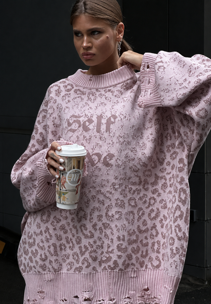 Comfortabele oversized trui voor dames met opvallende grafische print en trendy gescheurde details.