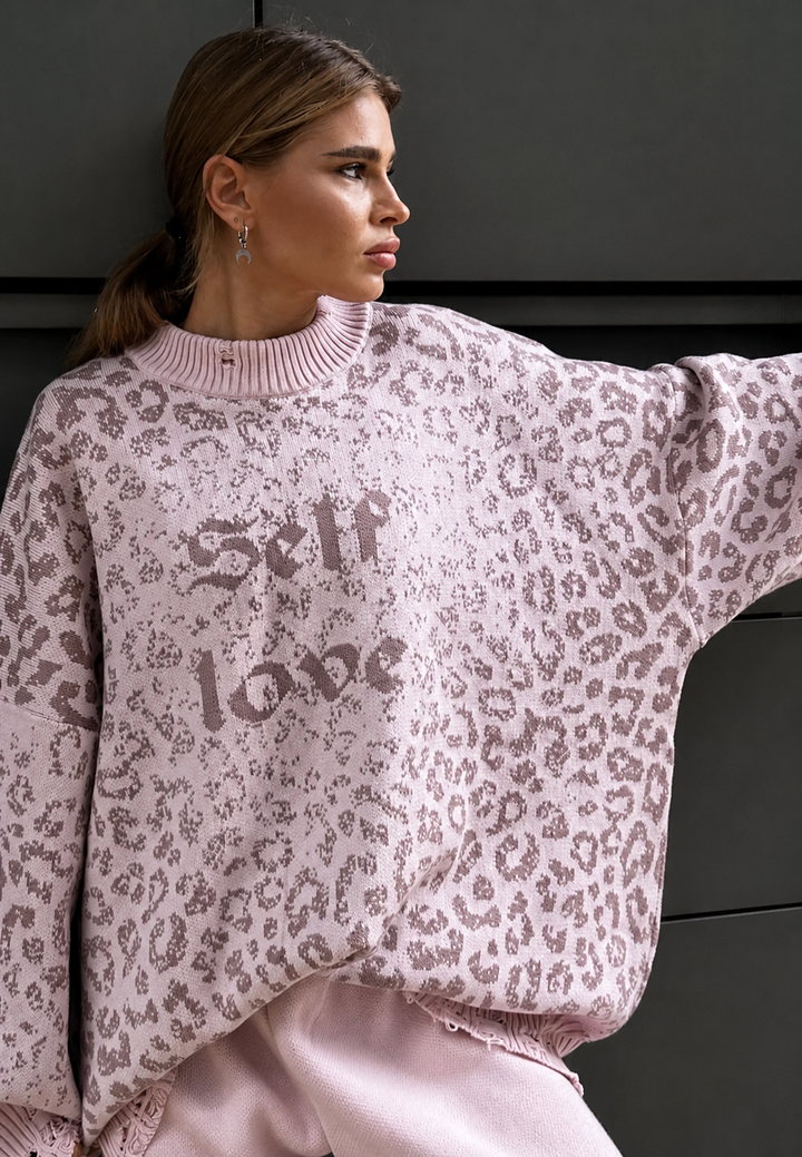 Dames oversized trui met grafische print en gescheurde details. Comfortabel en trendy streetwear.