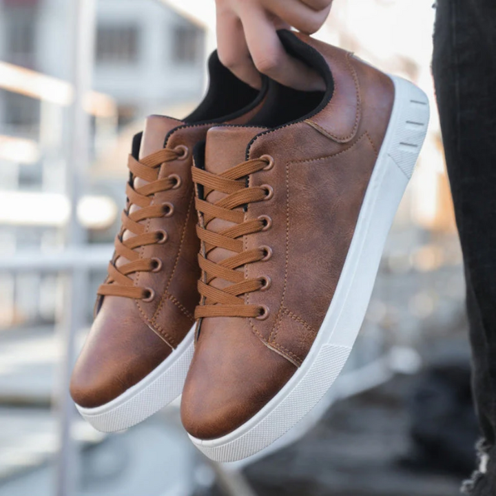 Comfortabele casual herensneakers met veters voor dagelijks gebruik. Trendy lage schoenen, perfect als vrijetijdsschoenen.