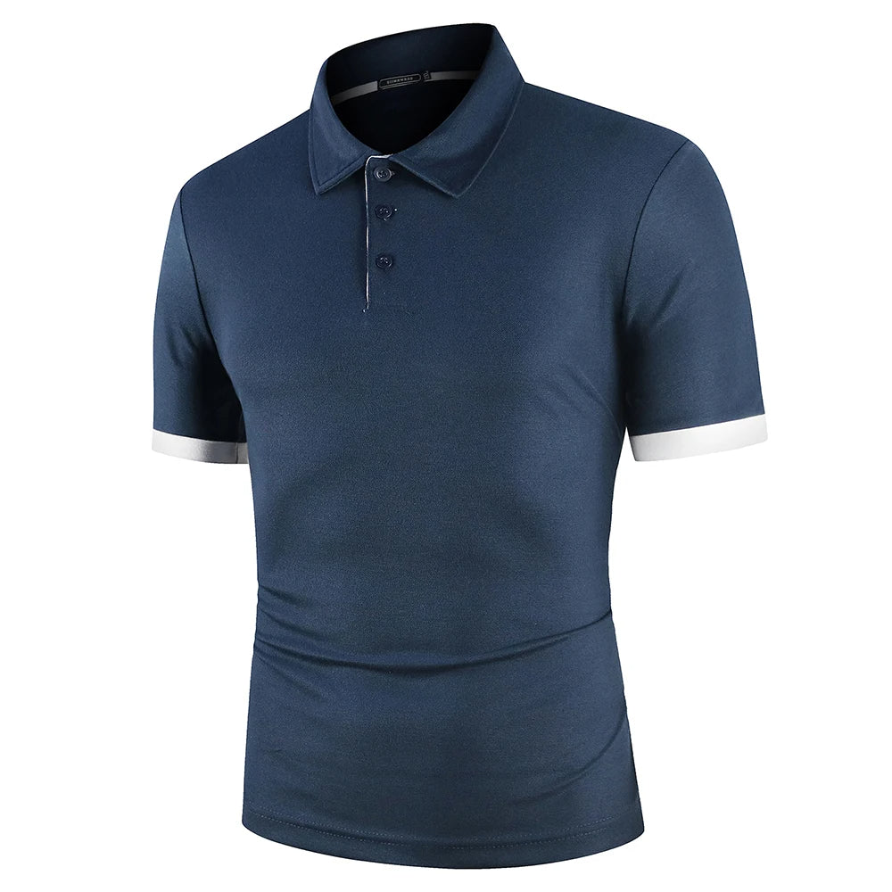 Detailopname van een klassieke herenpolo stof, zacht en ademend voor optimaal comfort.