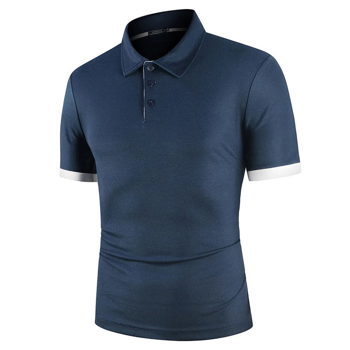 Detailopname van een klassieke herenpolo stof, zacht en ademend voor optimaal comfort.