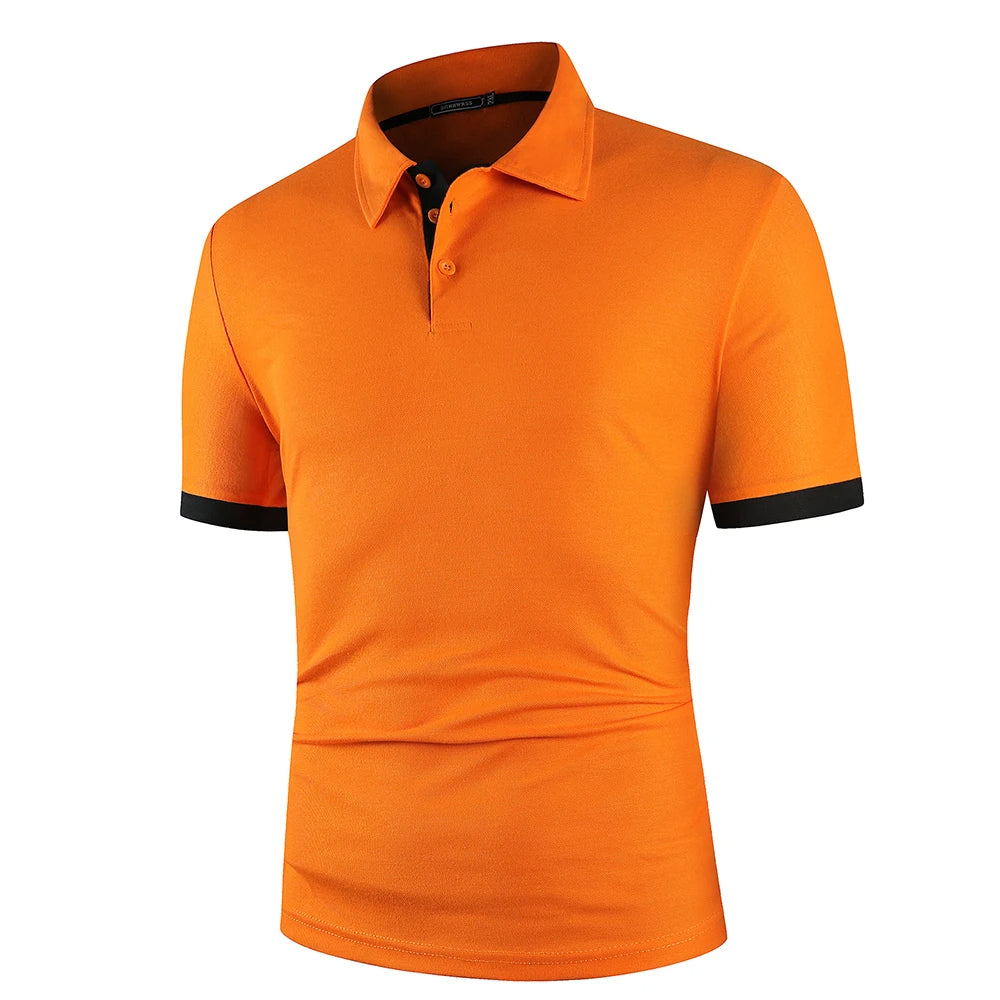 Man draagt een modieuze zomerpolo, perfecte pasvorm voor casual herenmode. Korte mouw.