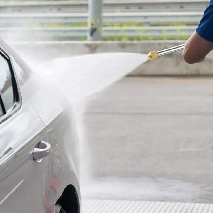 Detail van verstelbaar hogedruk mondstuk tuinslang; diverse waterstralen voor optimale schoonmaak.