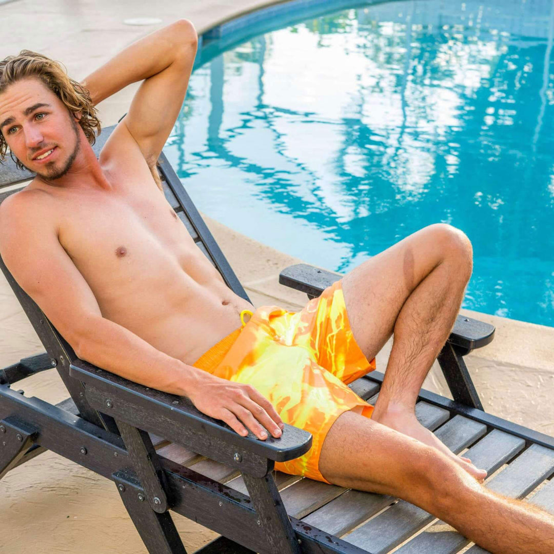 Heren zwemshorts die transformeren; unieke kleurverandering voor een modieuze zomer.