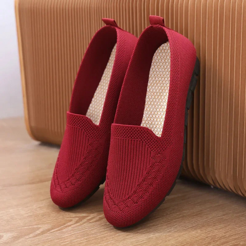 Casual dames loafers met ronde neus en platte hak, in een moderne paarse tint. Comfortabel en stijlvol.
