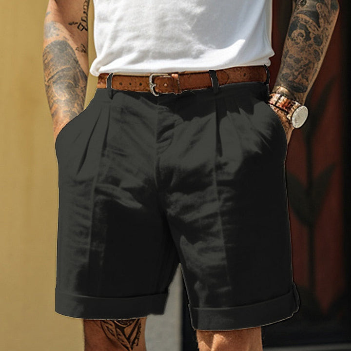 Zwarte elegante heren geplooide chino shorts met omslagzoom, veelzijdig voor zowel casual als geklede zomeroutfits.