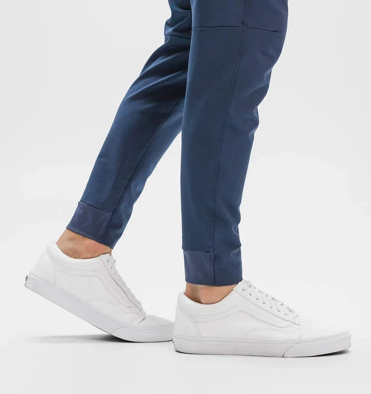 Zwarte katoenen heren chino broek, warm en rekbaar, perfect voor winterse casual outfits.