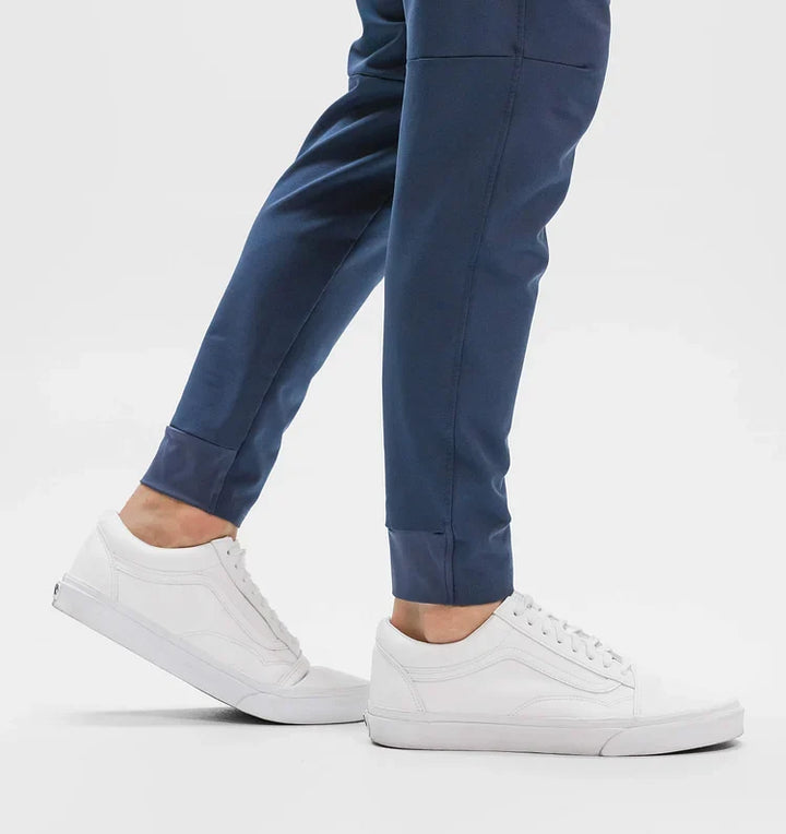 Zwarte katoenen heren chino broek, warm en rekbaar, perfect voor winterse casual outfits.