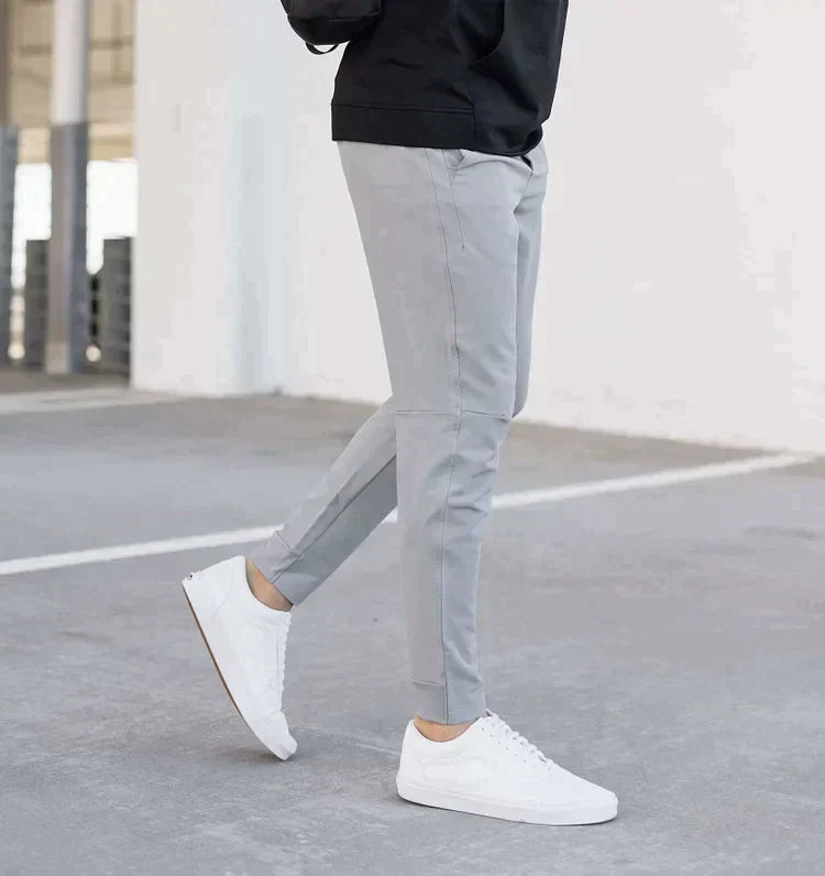 Detail van de stof: zachte katoenen stretch winter chino broek voor mannen.