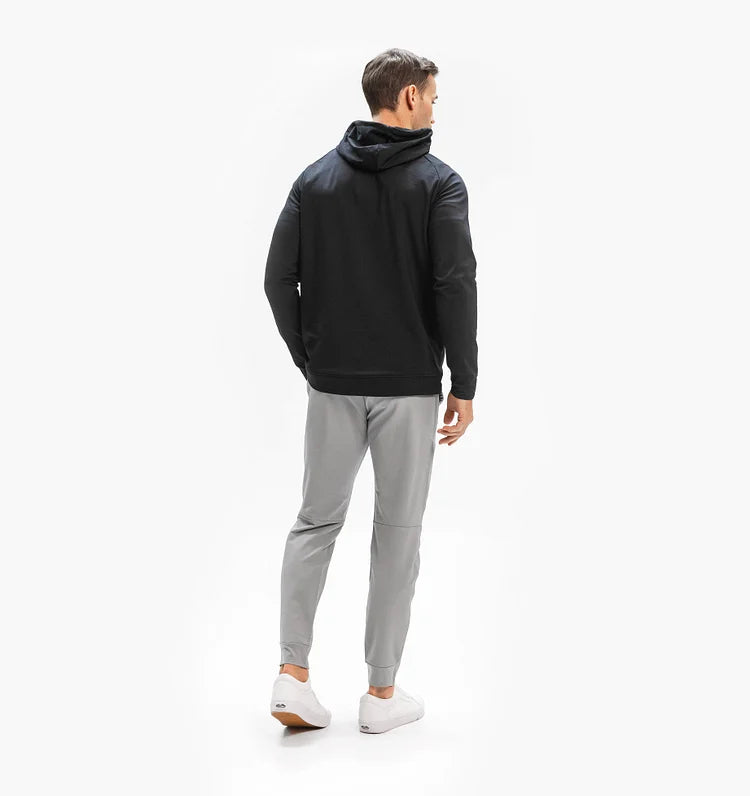 Model draagt een stijlvolle slimfit winter chino, perfect voor een comfortabele look.