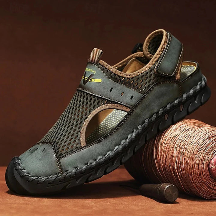 Groene orthopedische wandelsandalen voor heren, met gesloten teen voor bescherming en duurzaamheid bij buitenactiviteiten.