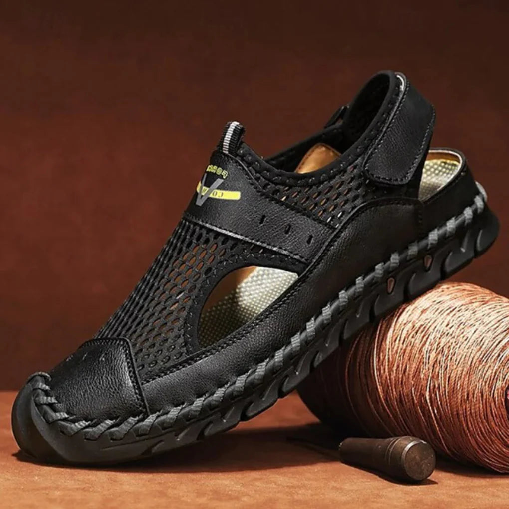 Zwarte heren comfortsandalen met gesloten teen, ideaal voor zomerse wandelingen en dagelijks gebruik met optimale ondersteuning.