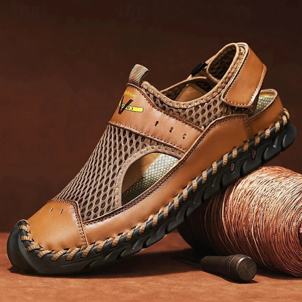 Bruine heren orthopedische sandalen met gesloten teen voor ultiem comfort en ondersteuning tijdens wandelingen.