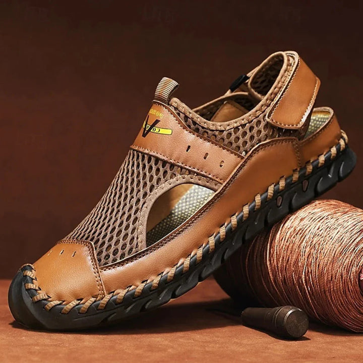 Bruine heren orthopedische sandalen met gesloten teen voor ultiem comfort en ondersteuning tijdens wandelingen.