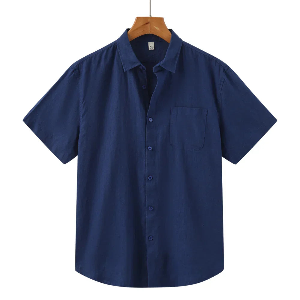Beige linnen heren zomershirt met korte mouwen. Relaxte pasvorm, perfect voor een elegante zomer.