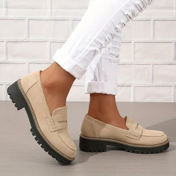 Elegante dames platform loafers met opvallende grove zool; comfortabele instappers voor de moderne vrouw.