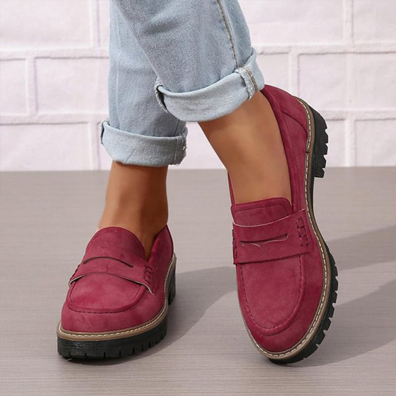 Comfortabele zwarte dames loafers met grove zool, platform instappers ideaal voor dagelijks gebruik.