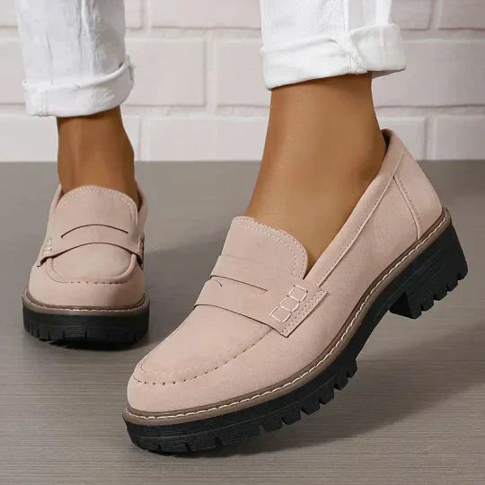 Zwarte dames instappers met grove zool en platform; modieuze en veelzijdige schoenen voor dames mode.