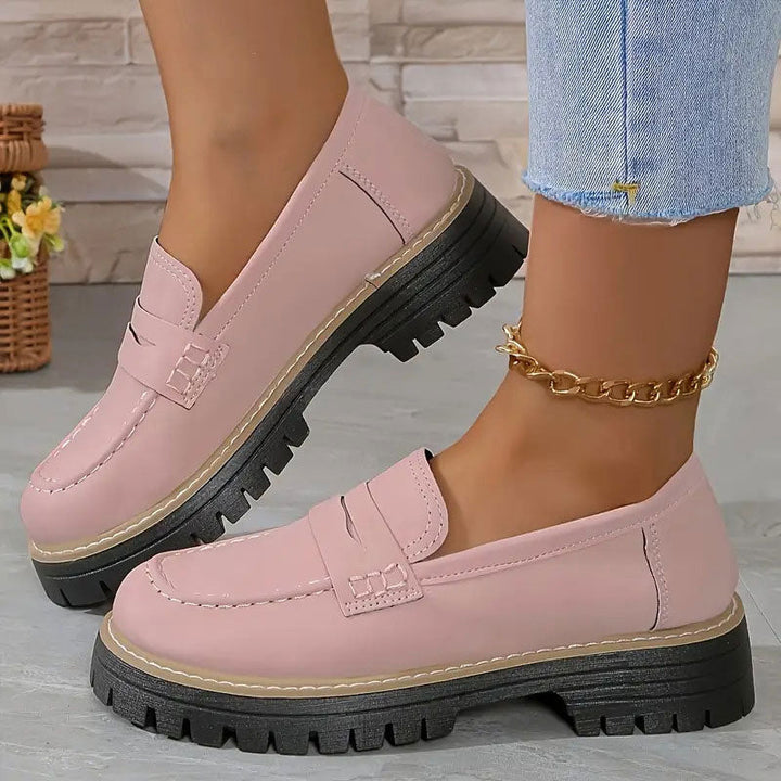 Klassieke penny loafers voor dames, uitgevoerd met een modern platform en grove zool voor extra comfort.