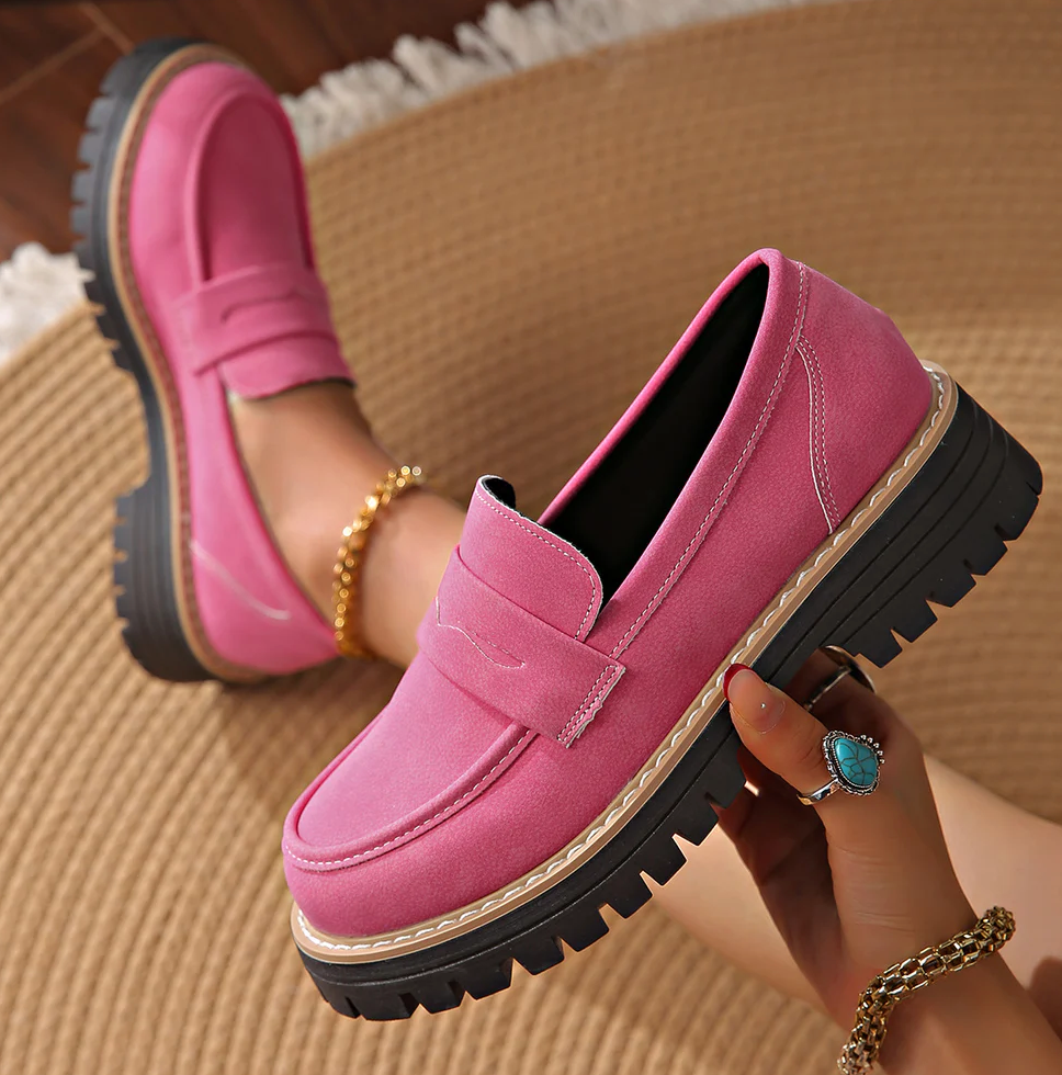 Trendy zwarte dames instappers met grove zool; modieuze platform loafers die passen bij elke outfit.