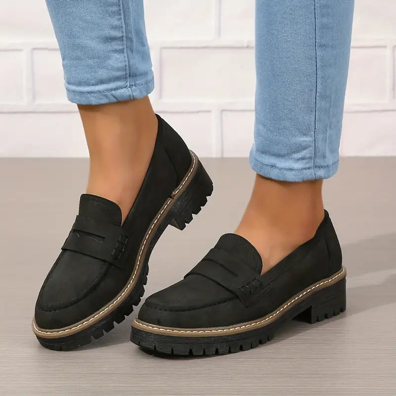 Zwarte dames platform instappers met grove zool; modieuze en comfortabele penny loafers voor elke dag.