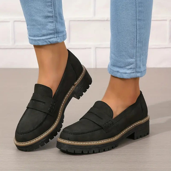 Zwarte dames platform instappers met grove zool; modieuze en comfortabele penny loafers voor elke dag.