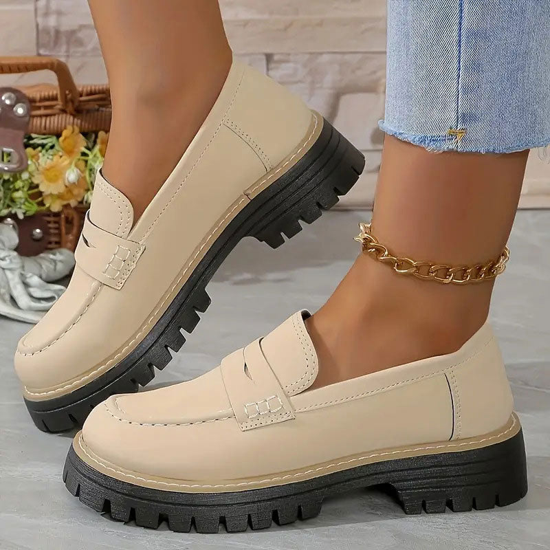Modieuze dames instap loafers met grove plateauzool; trendy penny loafers voor een stijlvolle outfit.