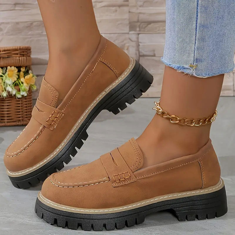 Modieuze dames loafers met grove zool, platform instappers ideaal voor een stoere maar elegante stijl.