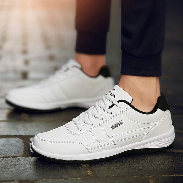 Ultralichte heren casual sneakers aan de voet, comfortabel en stijlvol, perfect voor een actieve dagelijkse routine.
