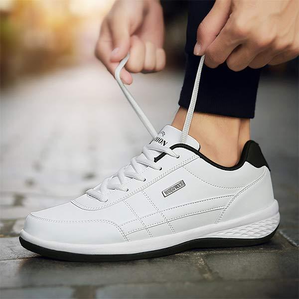Moderne ultralichte heren vetersneakers, zwart met witte accenten, comfortabel en stijlvol voor dagelijks gebruik.