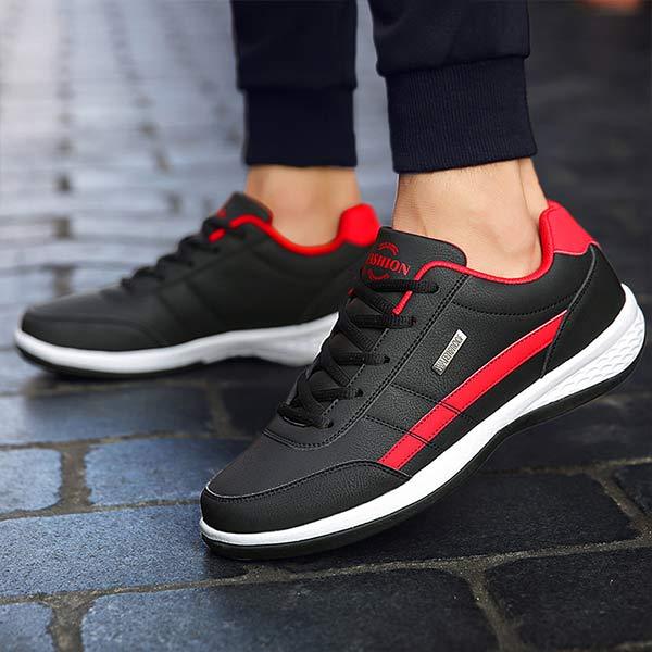 Zijkant van ultralichte heren vetersneakers, toont sportief design, comfortabele zool en duurzame materialen.