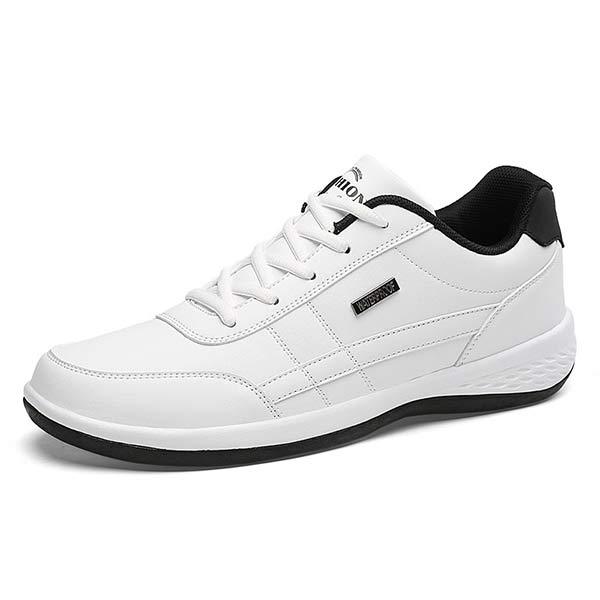 Vooraanzicht van sportieve ultralichte herensneakers, met nadruk op de vetersluiting en comfortabele pasvorm.