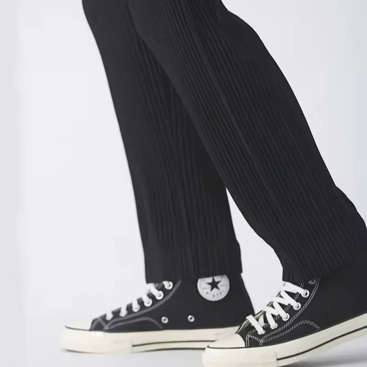 Modieuze grijze heren pantalon van geribbelde katoen, taps toelopend voor een stijlvolle en comfortabele outfit.