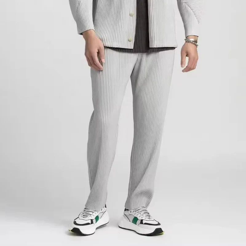 Heren geribbelde katoenen pantalon, taps toelopend, ideaal voor casual comfort en stijl. Beschikbaar in grijs.