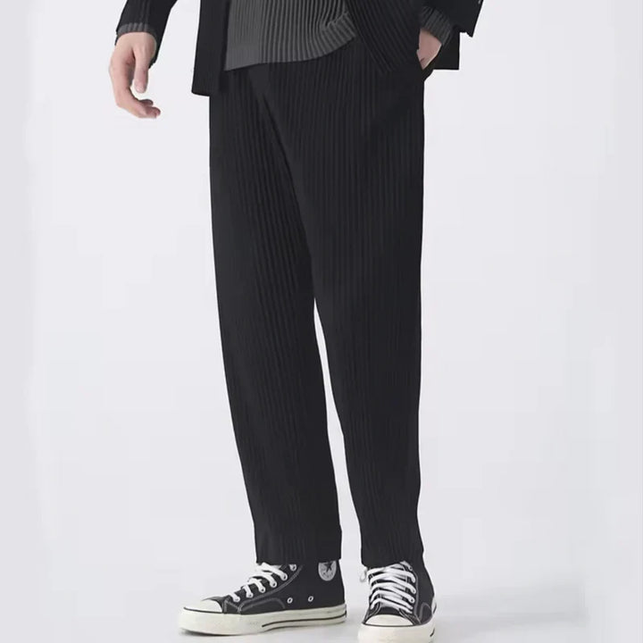 Comfortabele zwarte geribbelde herenbroek van katoen, taps toelopend voor een modieuze casual look.