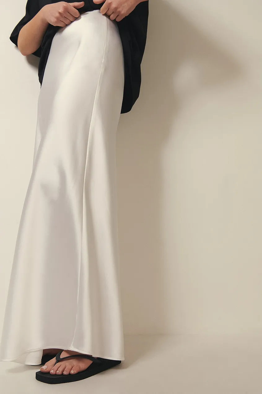 Donkerblauwe satijnen rok Leona, hoge taille en modieus, perfect voor een stijlvolle look.