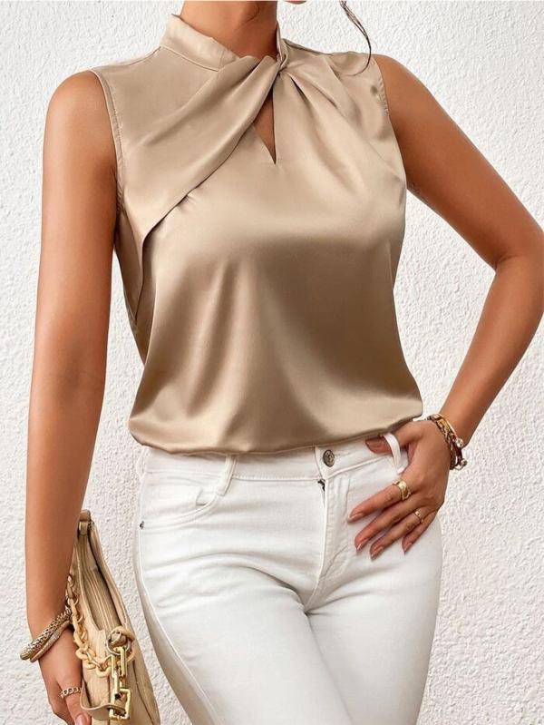 Elegante mouwloze damesblouse met gedraaide hals. Chique bovenkleding, perfect voor zakelijke of feestelijke gelegenheden.