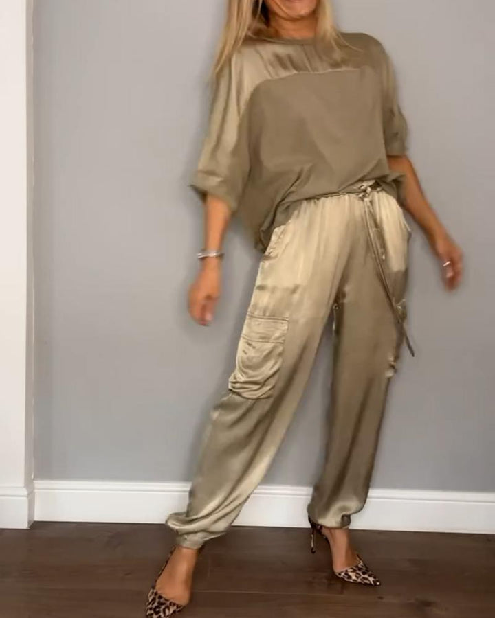 Perfecte combinatie van top en pantalon in deze tweedelige dames mode set. Elegant en harmonieus.