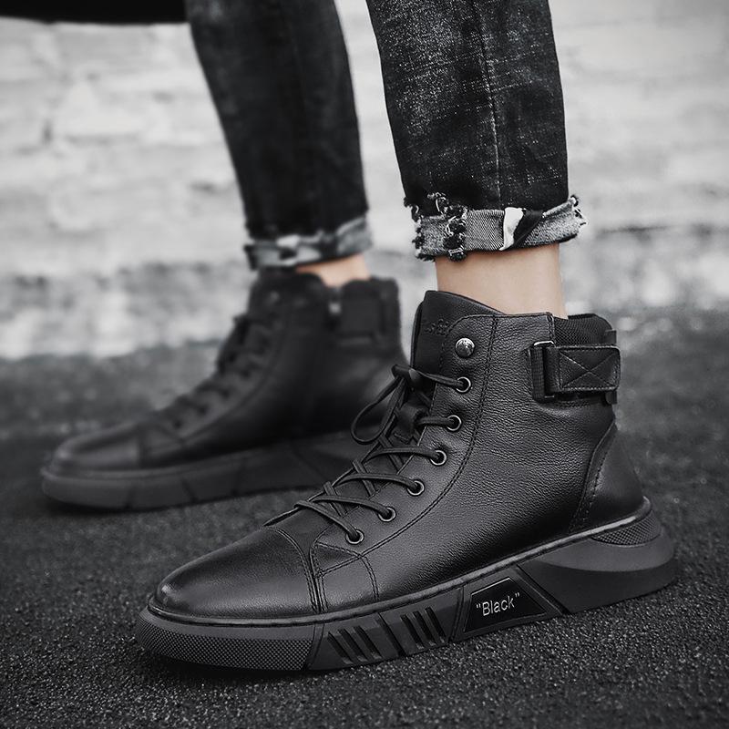 Elegante NoirCraft herenlaarzen, handgemaakt van zwart leer, perfect voor stijl en duurzaamheid.