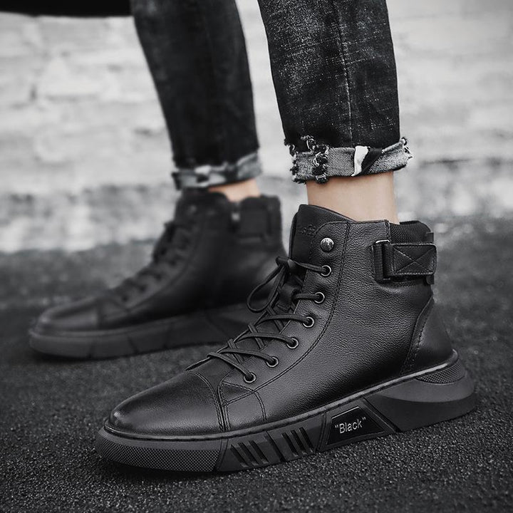 Elegante NoirCraft herenlaarzen, handgemaakt van zwart leer, perfect voor stijl en duurzaamheid.