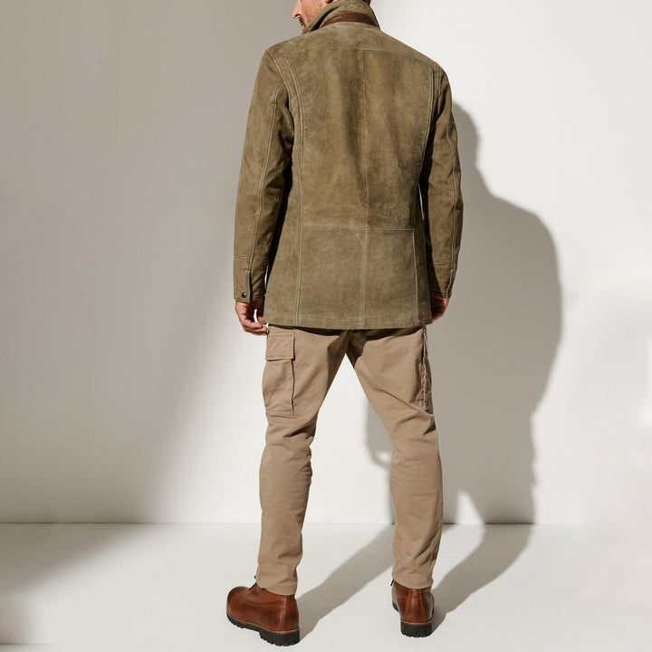 Getailleerde vintage suède herenjas Noam. Perfecte herfst- of winterjas voor stijlvolle casual mannenmode.