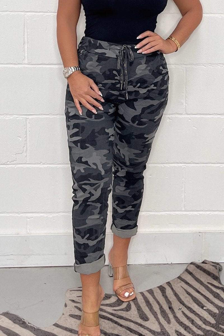 Stijlvolle damesbroek met trendy legerprint. Comfortabele camouflage broek voor casual of urban chic look.